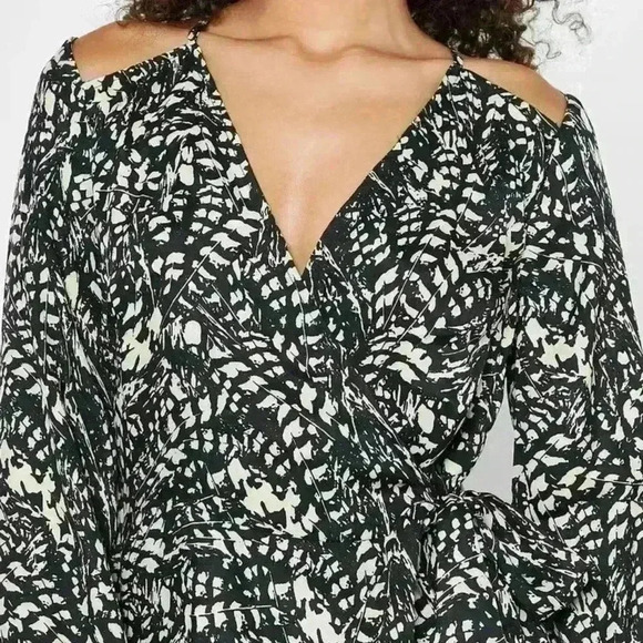 TOPSHOP Cut Out Shoulder Mini Dress ~ Mono ~14 ~NEW! - Picture 5 of 11